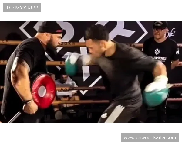 本纳维德兹臂展优势明显，亚德需近身重拳创造机会